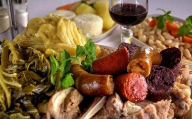 
	
葡萄牙炖菜


这是一道由各种肉类以及香肠、火腿与胡萝卜、土豆以及豆类等共同组成了，这道炖菜极其适合那些无肉不欢的朋友，但是小编觉得这么多肉的一道菜，中午吃了可能晚上就不能吃饭了 
_______
_______


 


	
  


	


	
