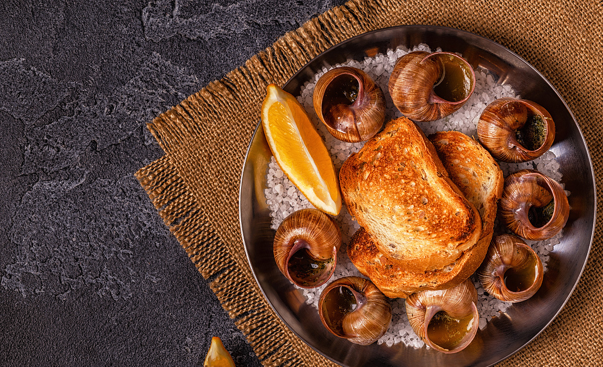 
	
法式焗蜗牛


香槟，松露，鹅肝，鱼子酱，蜗牛，得天独厚的食材加上法国人对美食的追求，法国的大餐举不胜数，而蜗牛大餐作为法国特有的传统，有黄金金之肉之称的顶级美食，别的地方很难有机会品尝，到了法国是一定不能错过哦


_______
_______


&nbsp; &nbsp; &nbsp; &nbsp; &nbsp; &nbsp; &nbsp; &nbsp; &nbsp; &nbsp;&nbsp;
&nbsp; &nbsp;





&nbsp;  


	
  


	


	


	 
