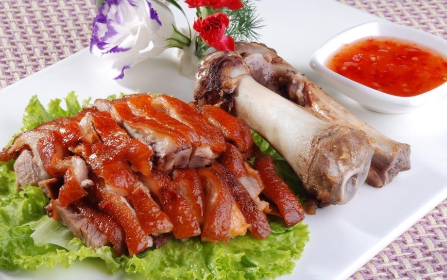 
	
德国咸猪手


德国烤咸猪手声名远扬,是德国最著名的美食之一。暗红咸猪手，在德国厨师精湛的手艺下，烤的相当松脆，内嫩外酥，肉汁丰富，松软可口，光看就很有食欲，一般是浇上肉汁或啤酒酱汁，搭配土豆泥食用。
_______
_______

 
 


	_______
_______



 
