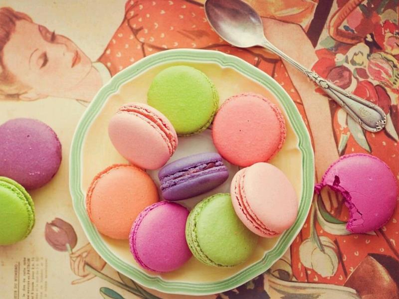 
	
马卡龙



	
		法国马卡龙历史上曾是贵族食物，是奢华的象征。马卡龙色彩多样，层次感分明，外酥内软，外壳薄且酥脆，&nbsp;内层又软又绵密，杏仁饼的韧劲将馅料撑起，又给软腻的馅料增加了嚼劲。
	

_______
_______

 
 


	
  


	


	
