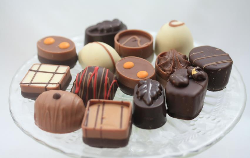 
	
比利时巧克力


历史和原料优势，比利时成立世界最著名的巧克力生产地，400多家工厂，每家都有独门秘籍，工艺精湛，300多个知名品牌，使比利时巧克力驰名世界.
_______
_______


 





 


	
  


	


	
