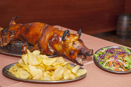 
	
葡萄牙烤乳猪


葡式烤乳猪与中式烤乳猪还是有很大差别的，由于在烘烤之前采用特质酱汁腌制、在烘烤的过程中不时涂抹橄榄油，葡式烤乳猪皮香肉嫩且肉质不干，上桌时豪迈的切成大快，配以薯片和蜜橙，吃上一口实在是享受至极
_______
_______

_______
_______

 
 


	
  


	


	
