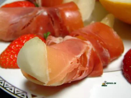 
	
伊比利亚火腿


伊比里亚火腿是西班牙美食的经典之一，味道咸鲜合一，入口后唇齿生香。它的选料非常讲究，一定要用山地散养而且只喂食地中海橡果的黑猪制作。为了保证肉质的细嫩，小猪长到两岁时就被宰杀。制作时加上秘制调料，高温风干后再用蜡封上，高温风干的工艺使几乎所有的油脂都流出，可以算是低胆固醇的食物。&nbsp;
_______
_______
 


	
