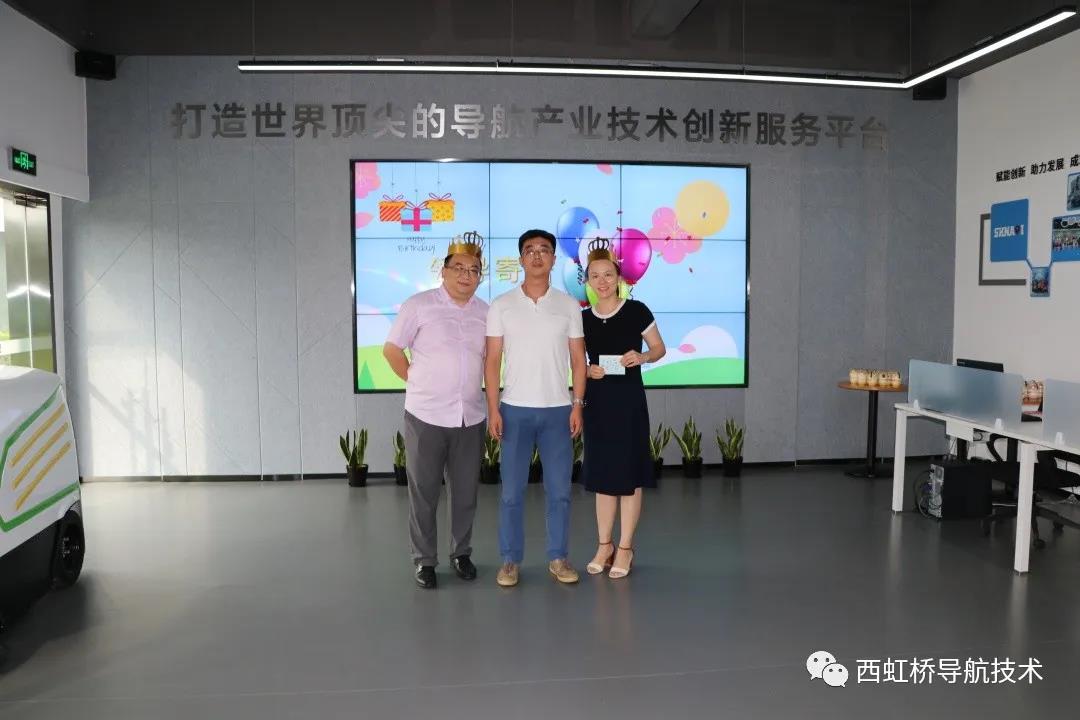 ▲副总经理万松与本月寿星合影