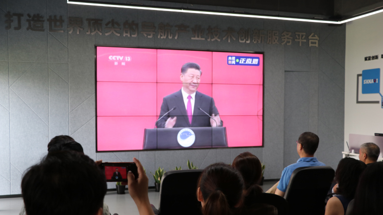 ▲习主席宣布“北斗三号全球卫星导航系统正式开通”