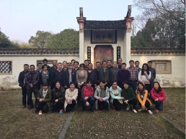 Half day tour of Dongliu ancient town.