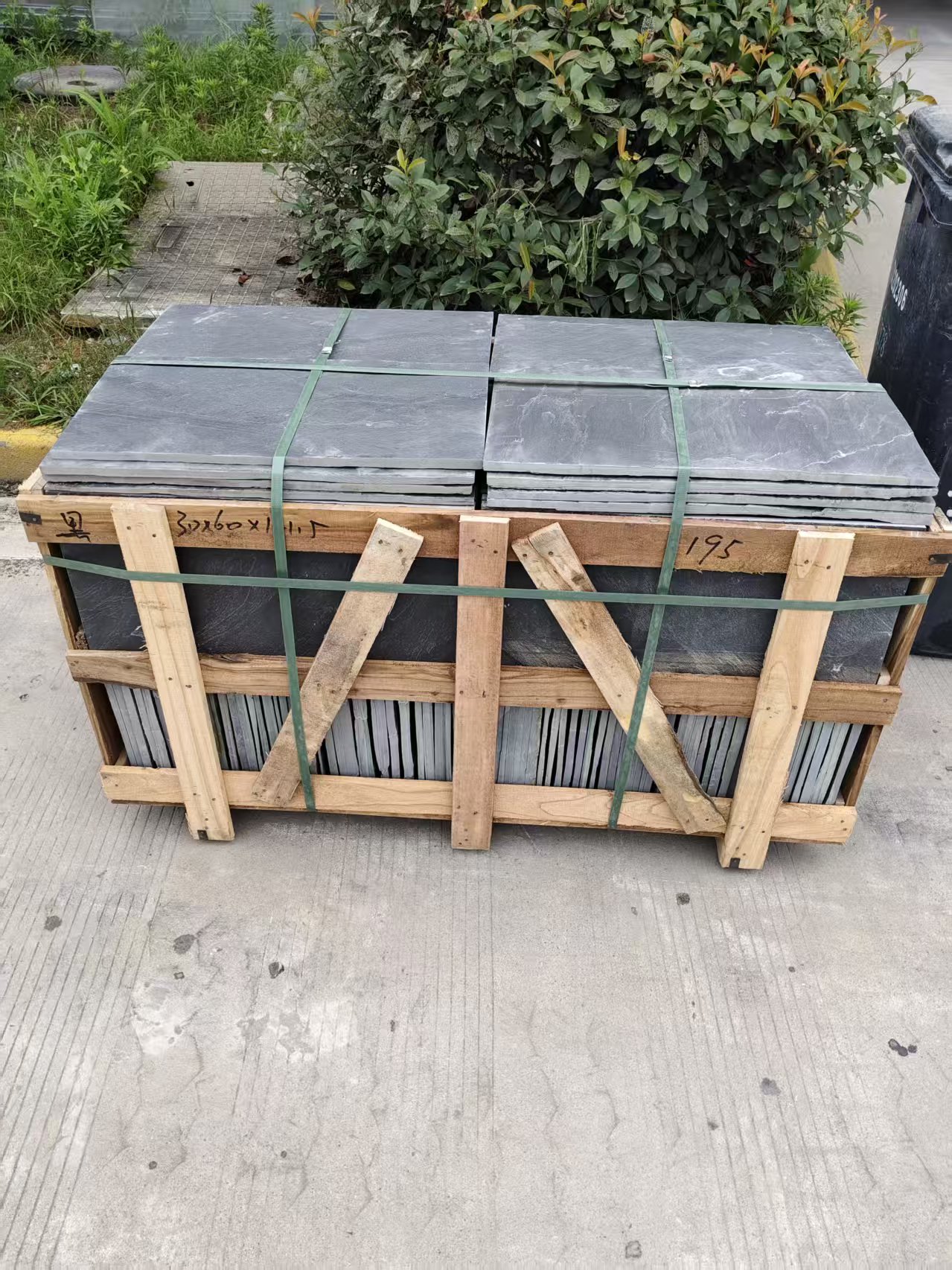 黑色自然面青石板/户外防滑石材