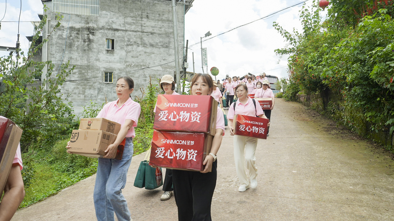 爱心传递，衣暖童心