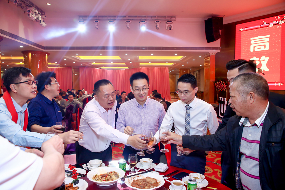 相互敬酒，先干为敬