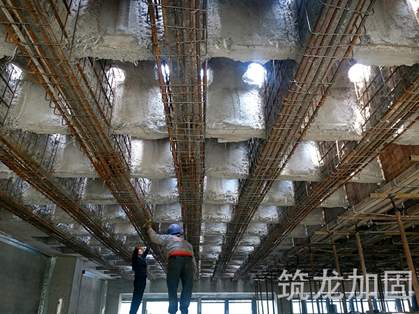 富民银行大跨度肋梁增大截面加固