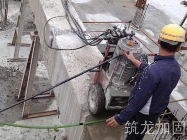 绳锯切割拆除钢筋混凝土梁1