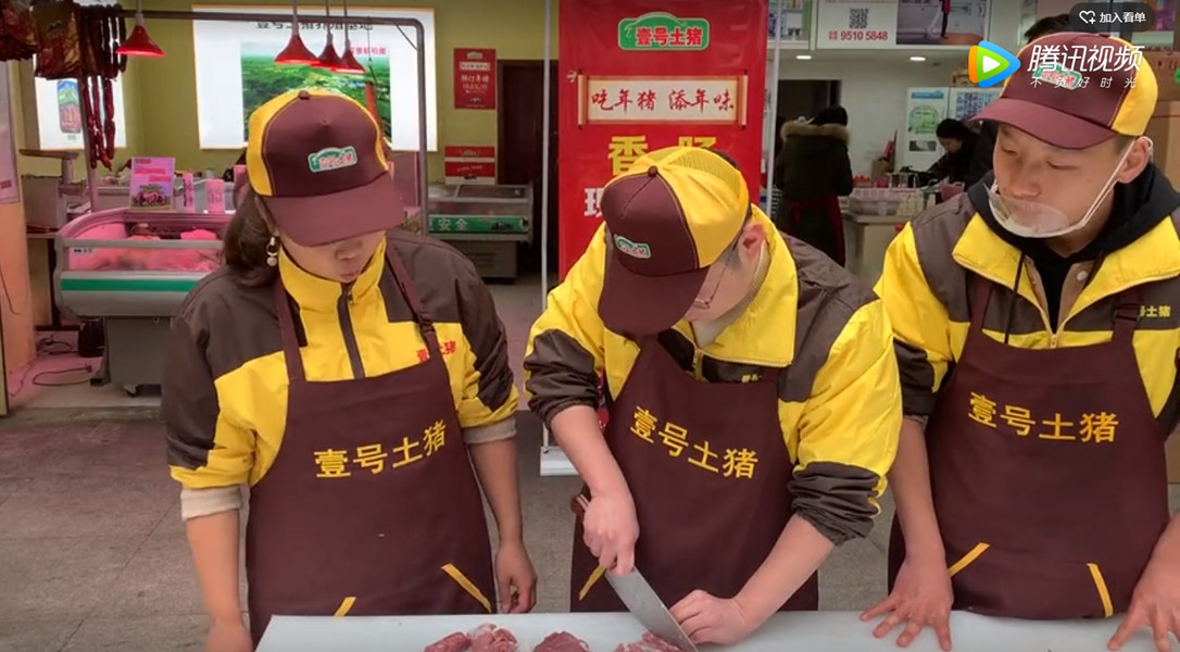 视频｜大四学生街头卖猪肉 还教市民灌香肠：靠劳动挣钱