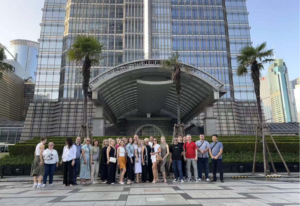 协同推进国际交流，中购联协调组织俄罗斯代表团考察上海金茂大厦