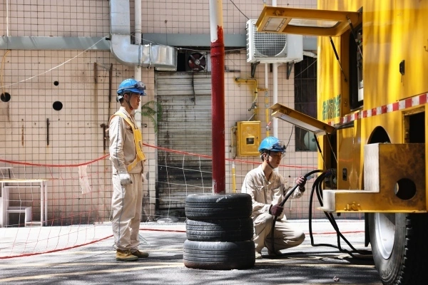 Chongqing Power Supply Company Urgently Repairs Cables to Protect Residents' "Coolness"