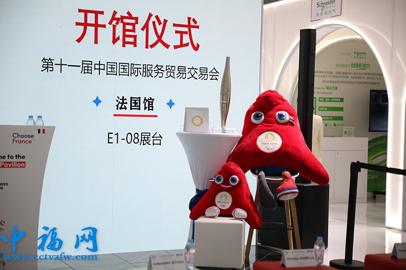 法国馆的巴黎奥运会吉祥物弗里吉玩偶。人民网 孙鸿宇摄