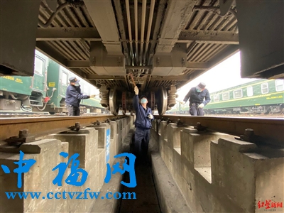 质检员戴德兵(中)与同事一起检查车辆 质检员戴德兵(中)与同事一起检查车辆