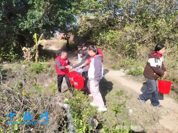 莆田笏石街道来垞村开展“我在福道种福树”植树活动