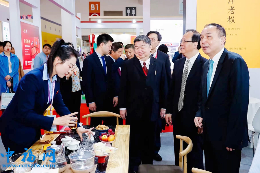 与会嘉宾来到展位观摩制作技艺。林林摄