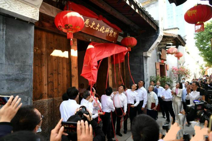 图为嘉宾为研究院揭牌。<a target='_blank' href='http://www.chinanews.com/'>中新社</a>记者 王东明 摄