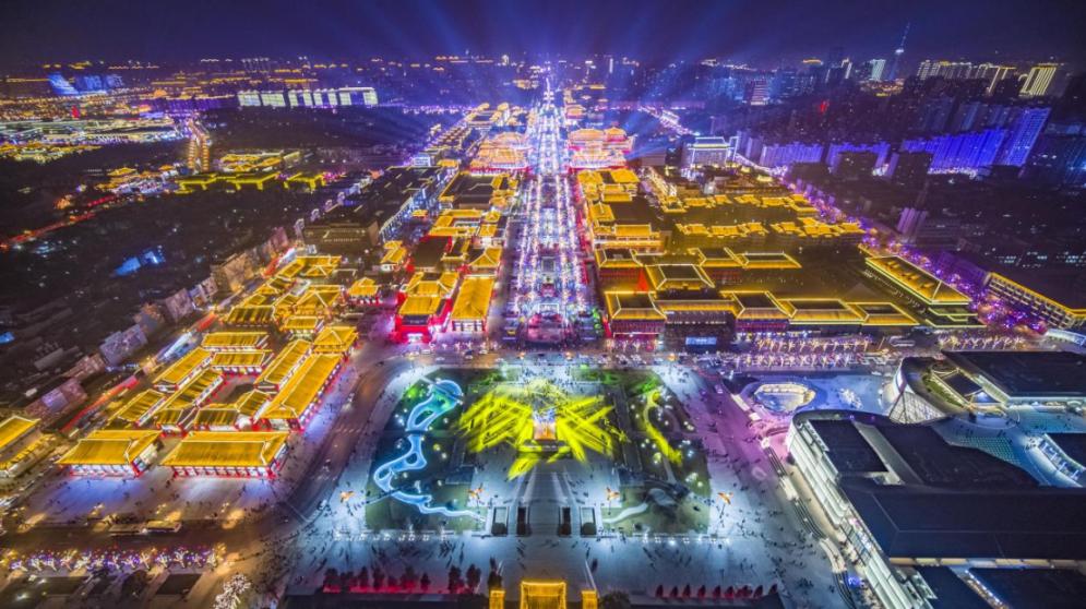 夜晚的西安大唐不夜城,人流如织充满烟火气。受访方供图