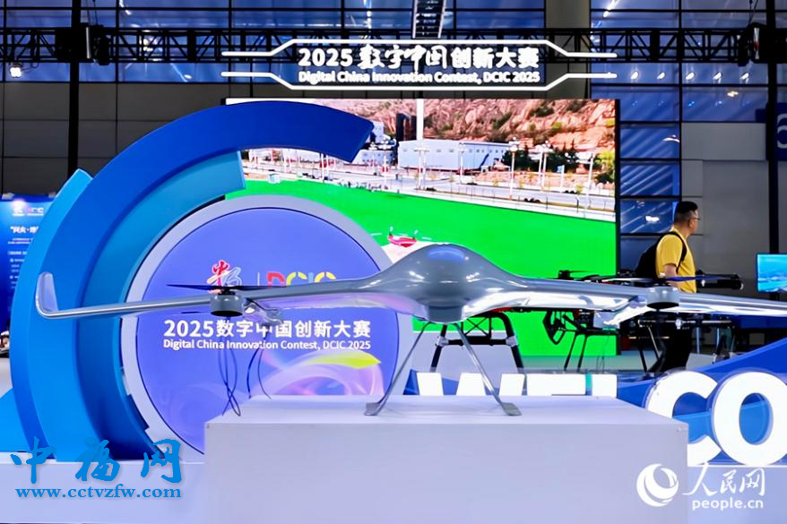 展馆内的无人机展区。实习生 林雪航摄