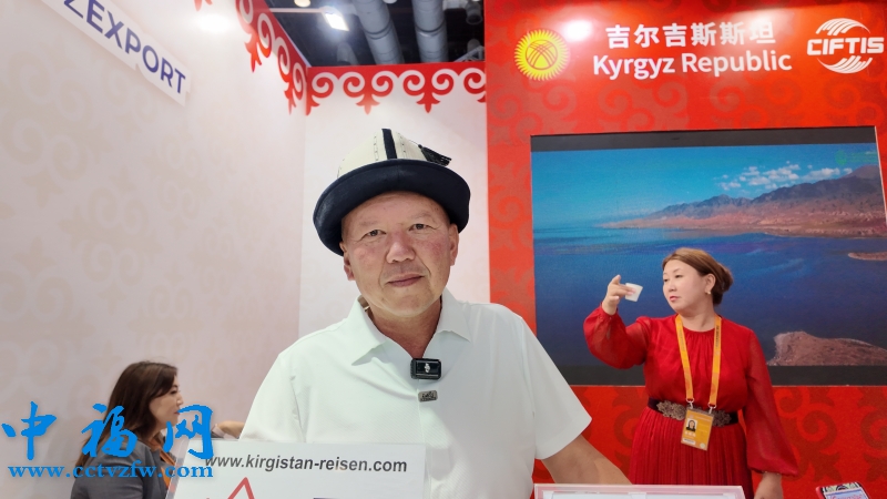 塔兰特·阿泽莫夫接受记者采访。人民网记者 杨倩摄