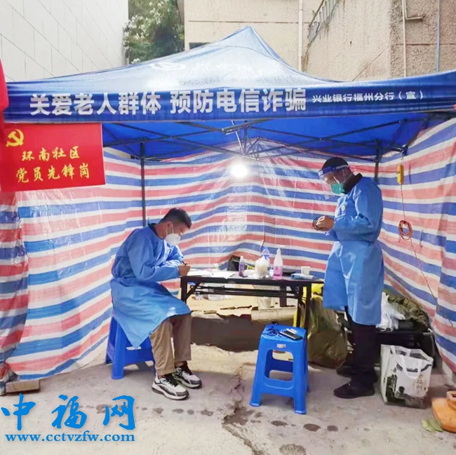 临时党支部充分利用休息时间,梳理潜在问题。长乐区检察院供图