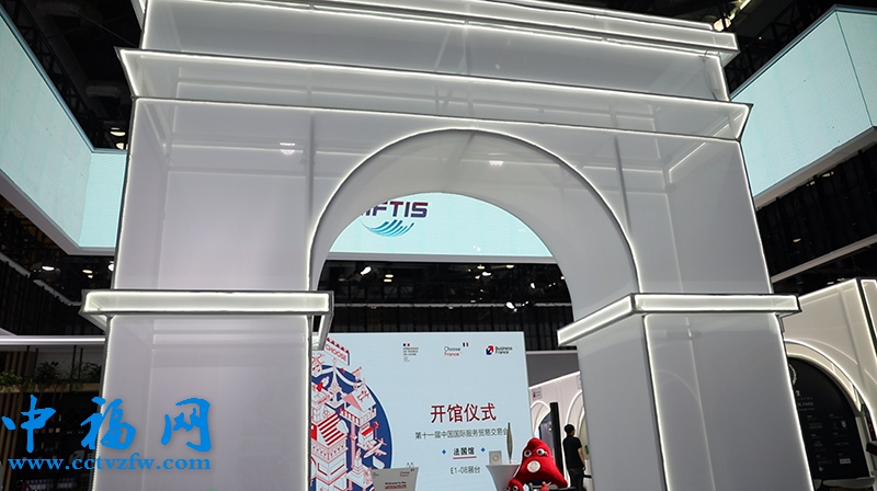 法国展馆入口处复制巴黎凯旋门的形象造型。人民网 孙鸿宇摄