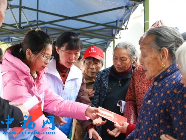 发放普法材料