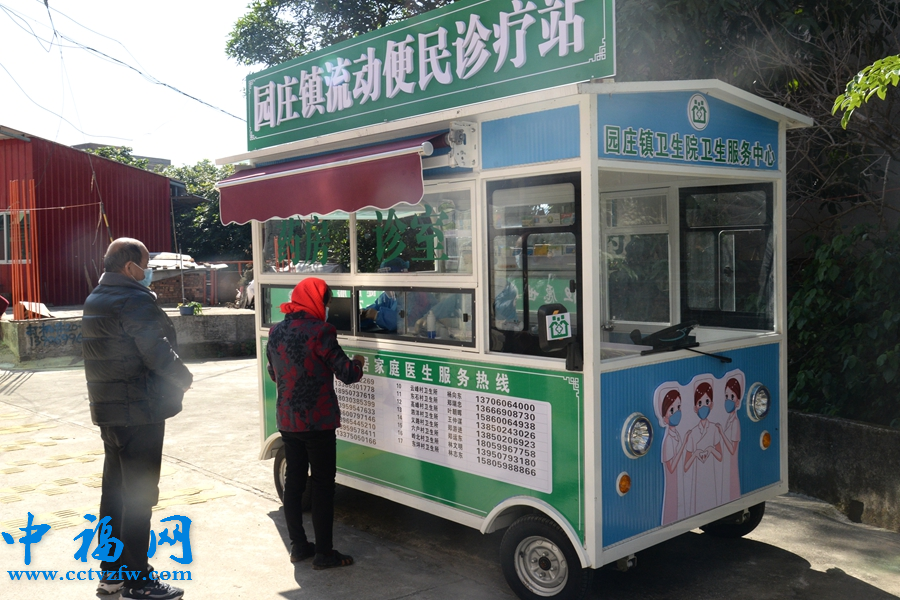 改造为流动便民诊疗站的核酸采样车。唐伟摄