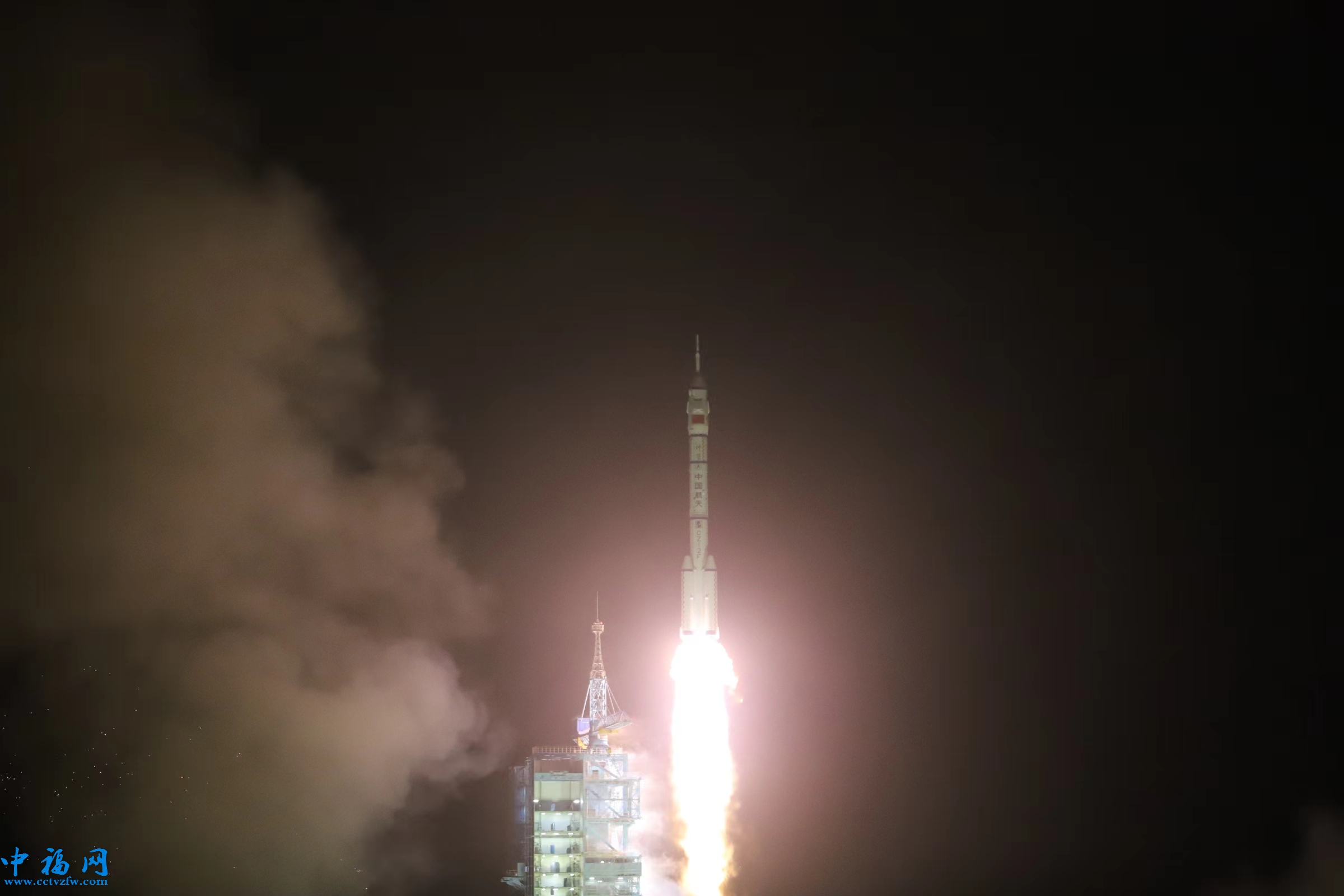 长征二号F遥十八运载火箭发射升空。人民网记者 黄帆摄