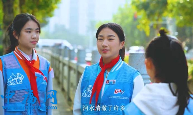 屏山片区思政德育共同体学生在屏东河拍摄的公益广告