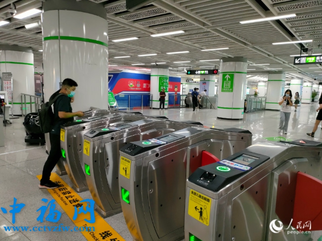 市民扫码乘坐地铁。人民网 陈博摄