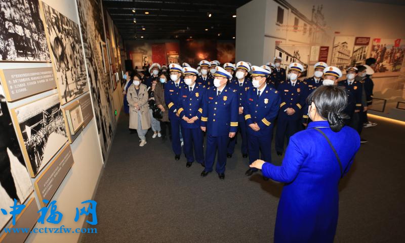 图为消防救援局机关组织参观“伟大征程——庆祝中国共产党成立100周年特展”。消防救援局供图