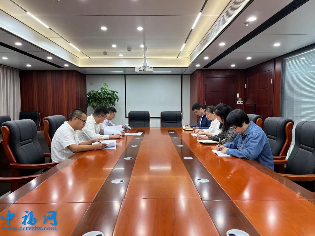 纪检人员集中学习文件、案例。王萍摄