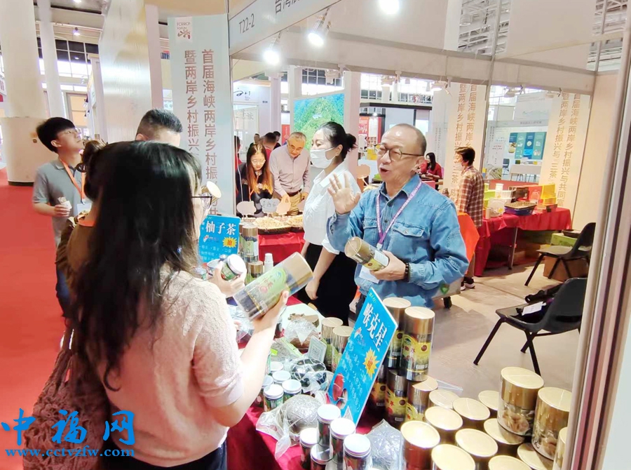 来自台湾许先生(右一)现场为嘉宾及游客介绍他经营的柚子参。林林摄