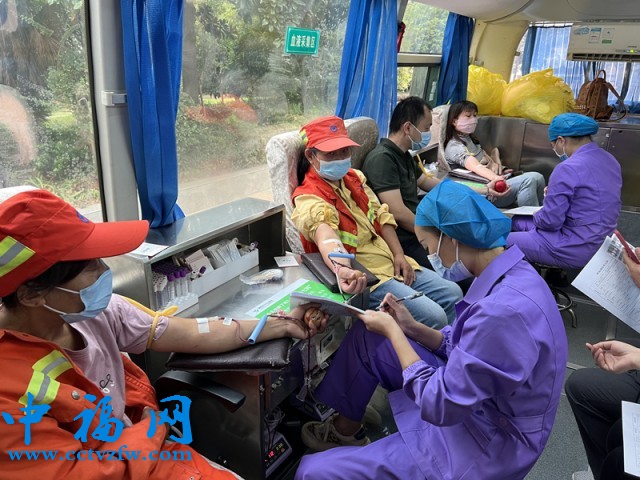 参与无偿献血现场。