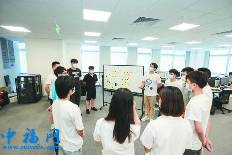 智融合研发工作人员正在进行Stand-Up Meeting（研发站会）