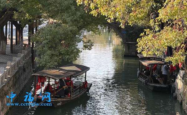 游客乘船在江苏苏州木渎古镇游玩。人民网记者 杜燕飞摄