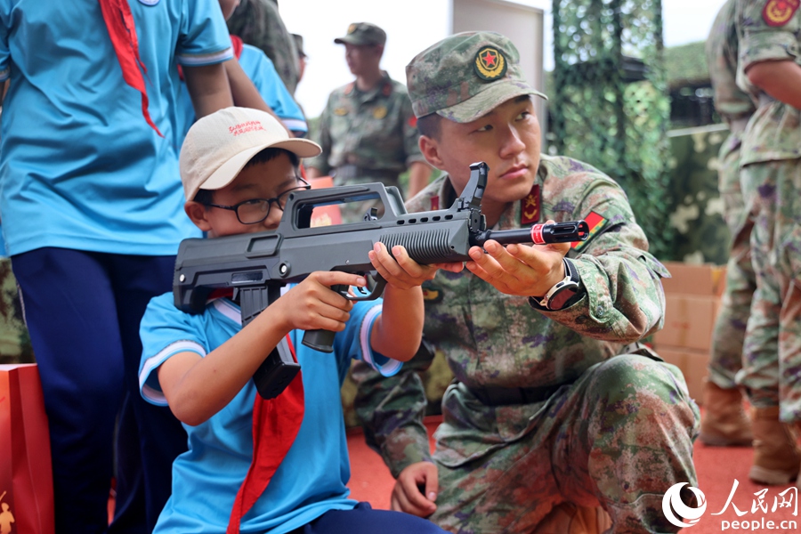 小学生体验模拟射击。人民网记者 陈博摄