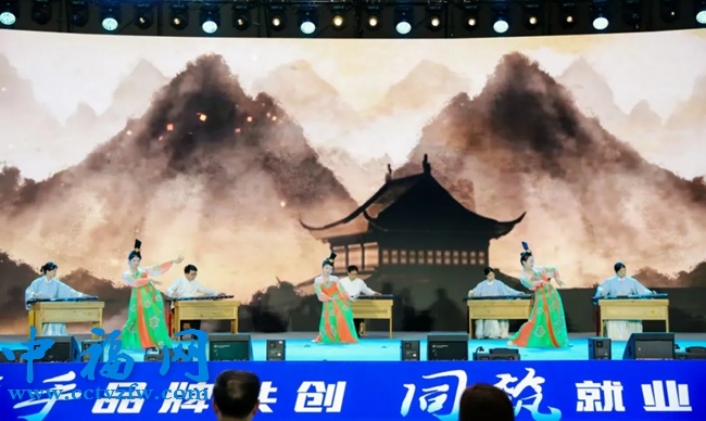 “长泰龙人古琴师”在大会上表演