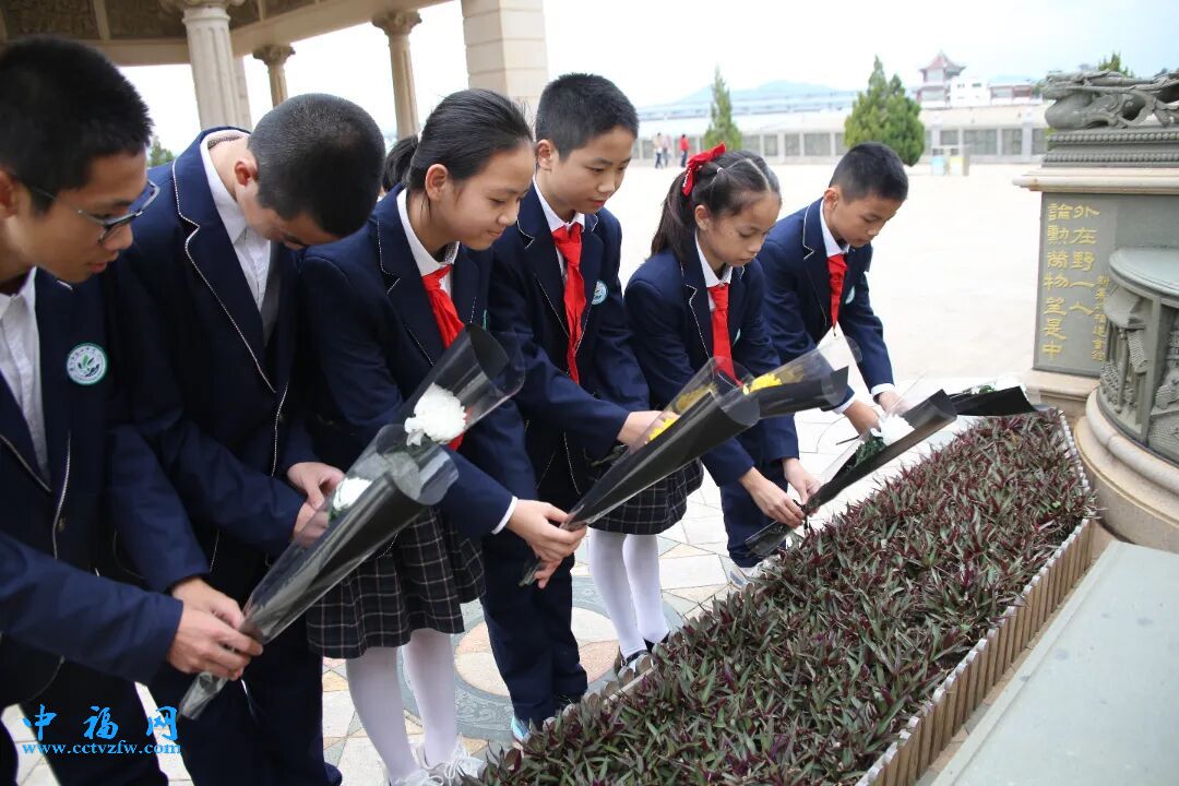 学生们向嘉庚先生塑像献花