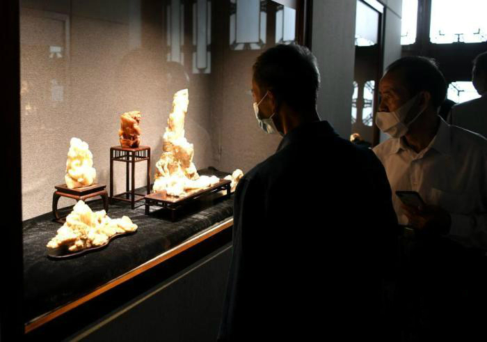 图为民众参观研究院举办的闽台寿山石展。<a target='_blank' href='http://www.chinanews.com/'>中新社</a>记者 王东明 摄