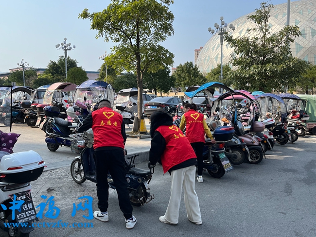 党员志愿者现场维持车辆秩序。