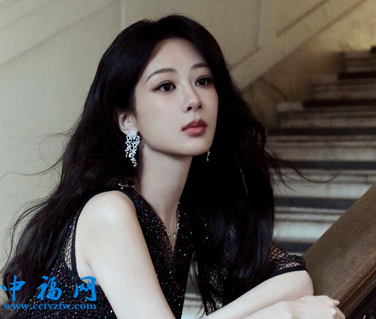 杨紫穿高定碎钻黑礼裙 财阀千金妆复古迷人