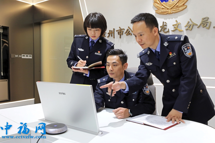 漳州市公安局龙文分局“数智‘护禾’创新应用”项目研发团队正在调试平台。福建省公安厅供图