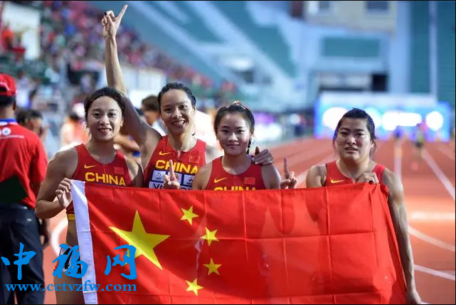 7月12日,中国队选手葛曼棋、韦永丽、梁小静和袁琦琦(从左至右)在女子4×100米接力决赛后合影。新华社发(拉亨摄)