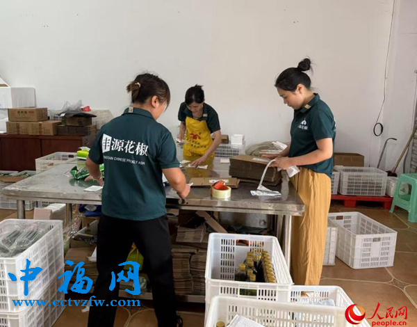 工作人员将花椒产品发往全国各地。人民网记者 杜燕飞摄
