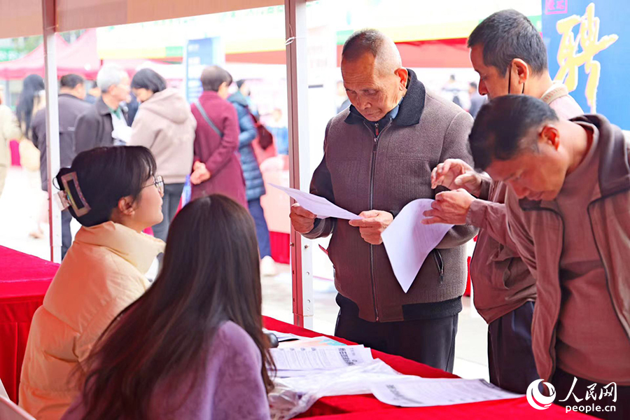 招聘会现场。人民网记者 陈博摄