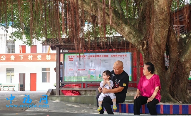 村民在树下闲坐